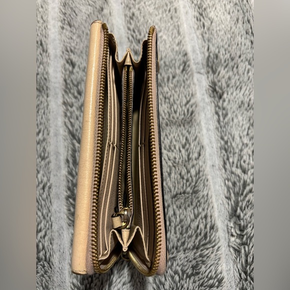 CHLOE LONG ELSIE WALLET zip-around, with a signature floral turn-lock closure. - Picture 4 of 14